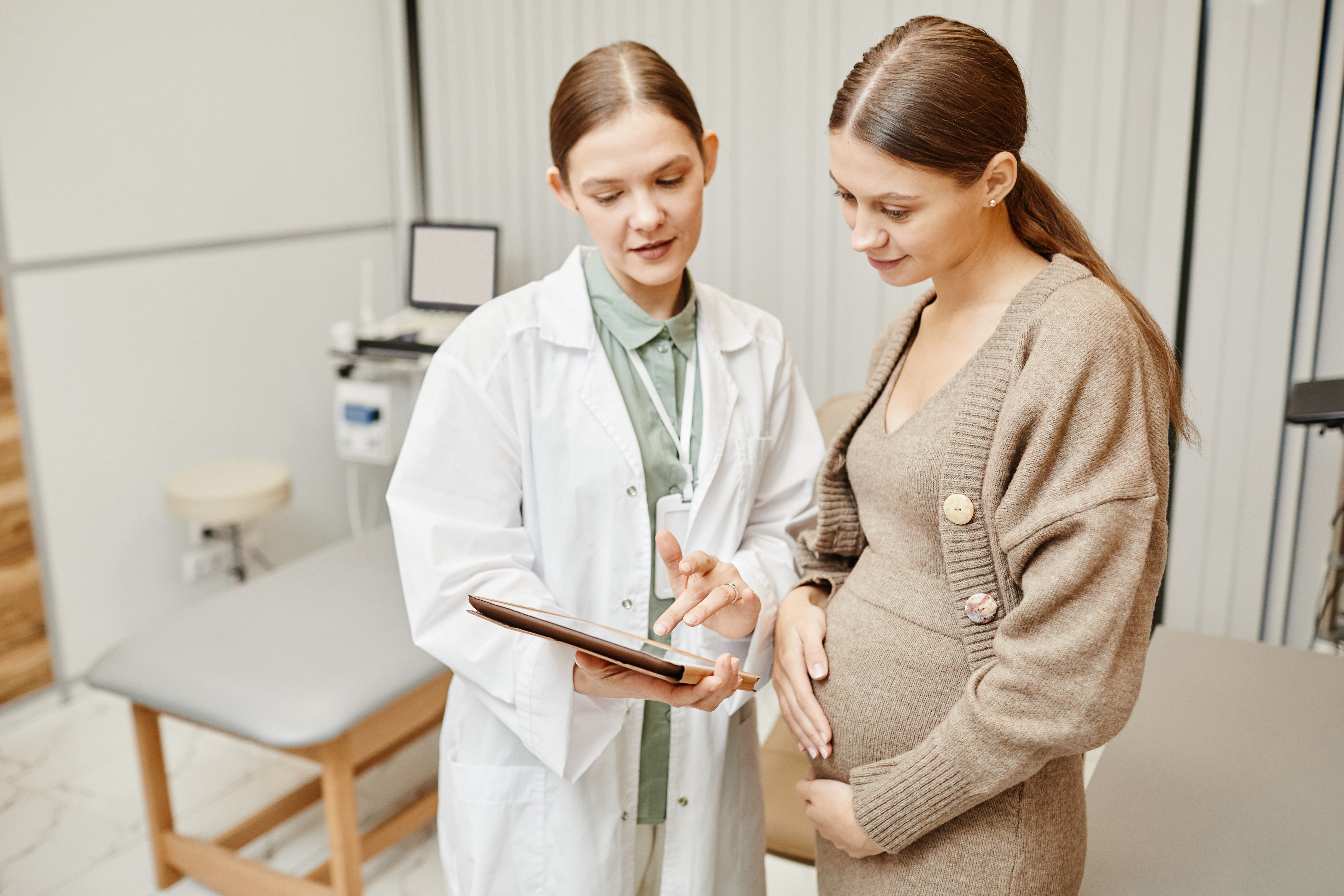 Doctor with pregnant patient